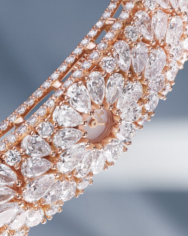 jaeger-lecoultre-calibre-101-snowdrop-pink-gold-diamonds-close-up-Q2882201